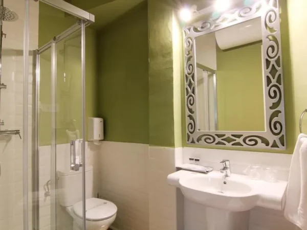 bano-verde-hostal