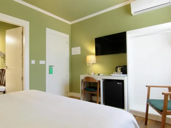 cama-habitacion-verde-tv