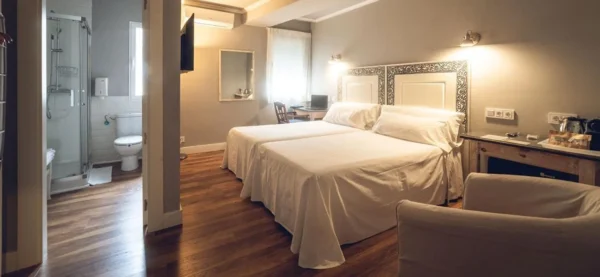 Habitación del hostal los catañuelos doble con dos camas, en candeleda