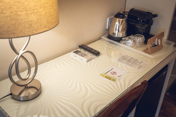 Escritorio disponible en habitación